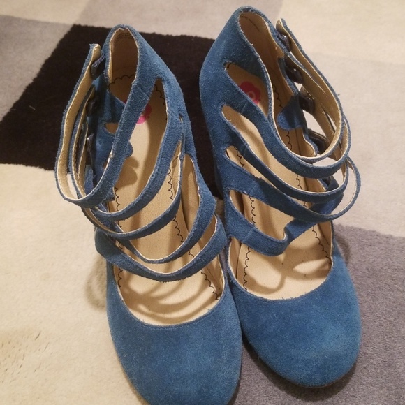 Shoes - Picture 3 of 3